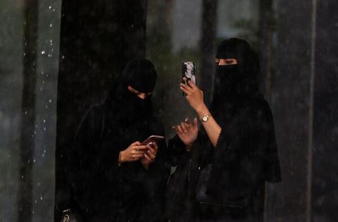 مراهقة سعودية تكشف دون خجل عن مواصفات المرأة