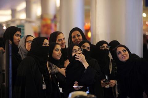 لمواجهة العنوسة.. “السعودية” تسمح بزواج بناتها