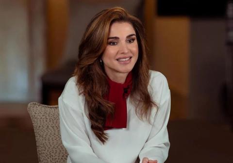 الملكة رانيا تهدي عامل مطعم لهذا السبب شيئاً لم