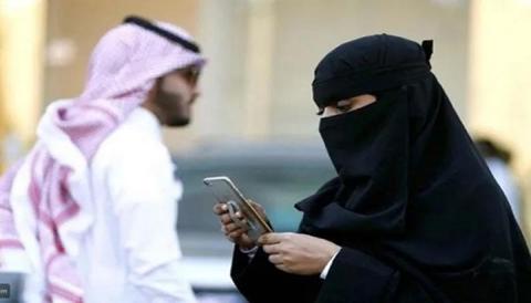 سعودية شكت في علاقة زوجها مع صديقه وعندما دخل