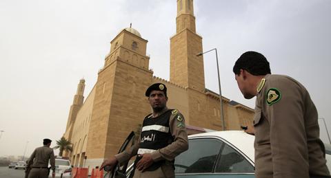 الأمن السعودي أوقف سيارة لمقيمين في جدة وعند
