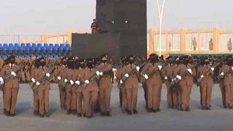 المجندات السعوديات يقدمن عرض عسكري مُلفت في