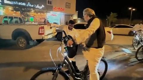 بالفيديو ردة فعل الأمير الوليد بن طلال مع شخص