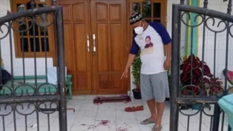 شاهد: مواطن سعودي يقتل زوجته وجنينها في منزله