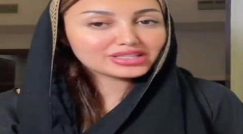 مشهورة سعودية تنصح الفتيات: ”إذا تبي زوجك يعيطك