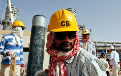 مواطن سعودي يفضح الأجانب العاملين في هذه المهن