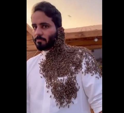 شاهد.. سعودي يوثق تجمّع ١٥ ألف نحلة على وجهه..