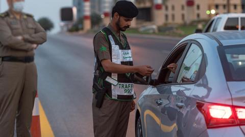 تنبيه جديد من المرور السعودي بشأن مزاد اللوحات الإلكتروني بلوحات مميزة وفئات جديدة
