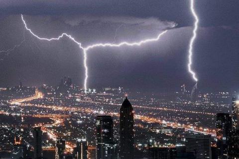 صور مباشرة للكارثة الجوية التي تشهدها الإمارات الأن