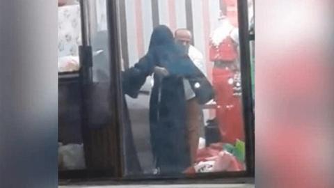 خياط اجنبي يتحسس جسم فتاة سعودية بكل وقاحة لأخذ