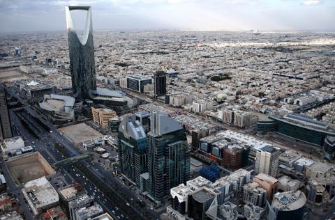 دون رحمة…السعودية تحقق مع مئات المتهمين بقضايا