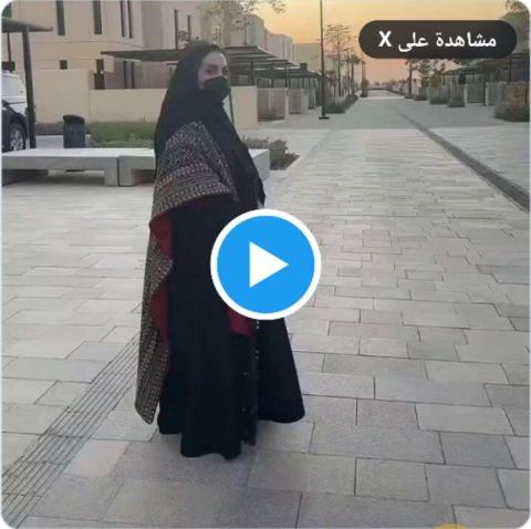 شاهد بالفيديو فتاة سعودية شديدة الجمال تمسك هذا