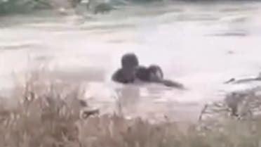 موقف بطولي من رجل امن عراقي يرمي نفسه في السيول