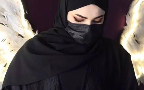 طالبة سعودية تكشف ما فعلت بها صديقتها في