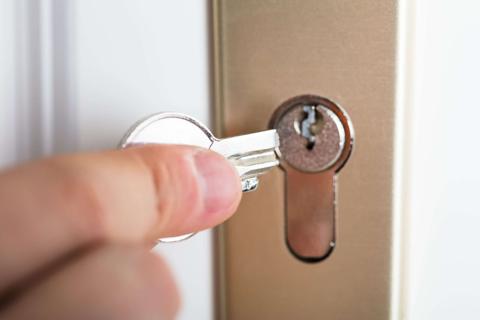 ماذا تفعل اذا انكسر المفتاح داخل الباب أو