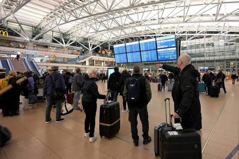 عاجل: دولة كبرى تغلق مطاراتها أمام المسافرين