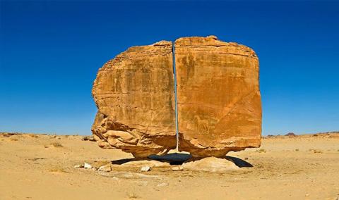 صخرة عمرها 4000 سنة حيَّرت العلماء في السعودية