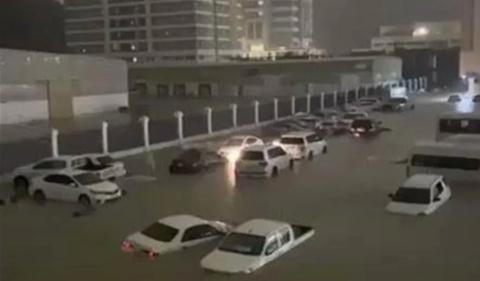 للمرة الثانية.. الإمارات تغرق تحت الماء …