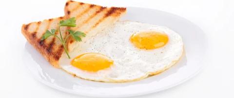 كم أكل بيضة في الأسبوع؟ وهل البيض المقلي يرفع