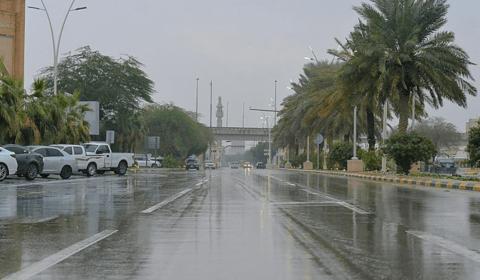 السعودية تطلق الإنذار.. هطول أمطار رعدية ورياح