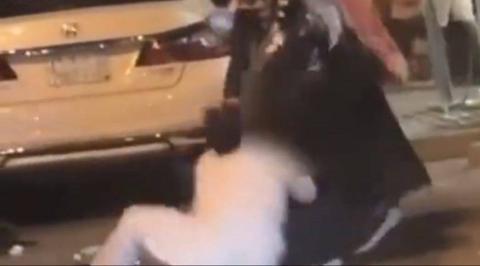 بالفيديو فتاة سعودية تعتدي على شاب بعد ان تحرش