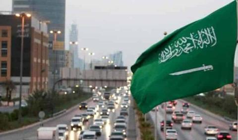 مقيمين بالسعودية يخلوا بالقوانين والشرطة تحذر